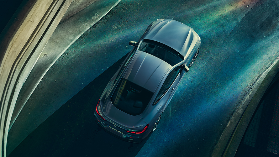 Кадар од птичја перспектива на  BMW Серија 8 Coupé во урбана средина.