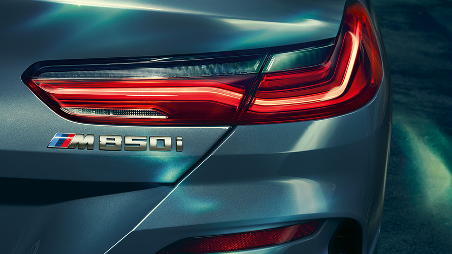 Крупен кадар на задните светла и M 850i логото.