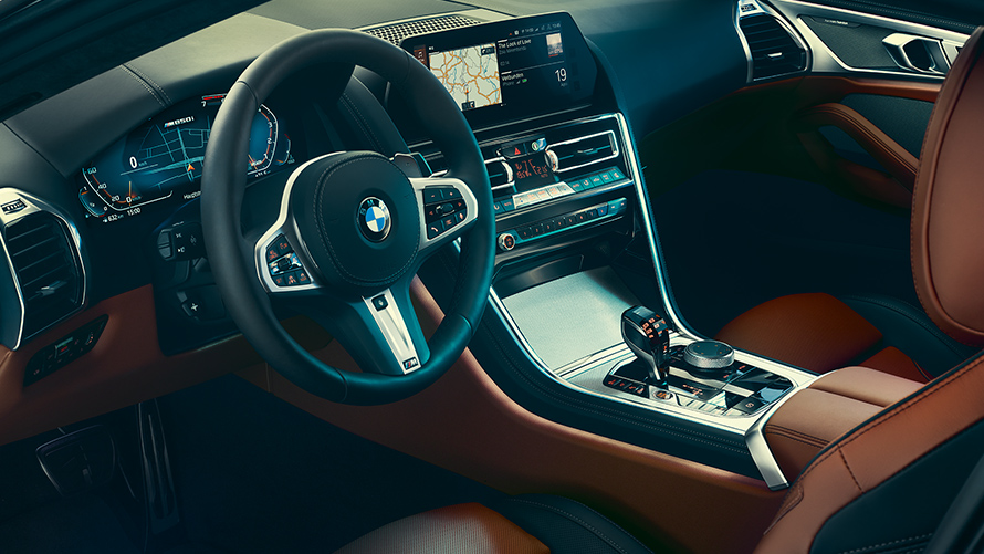 Внатрешност на BMW Серија 8 Coupé, со фокус врз воланот 