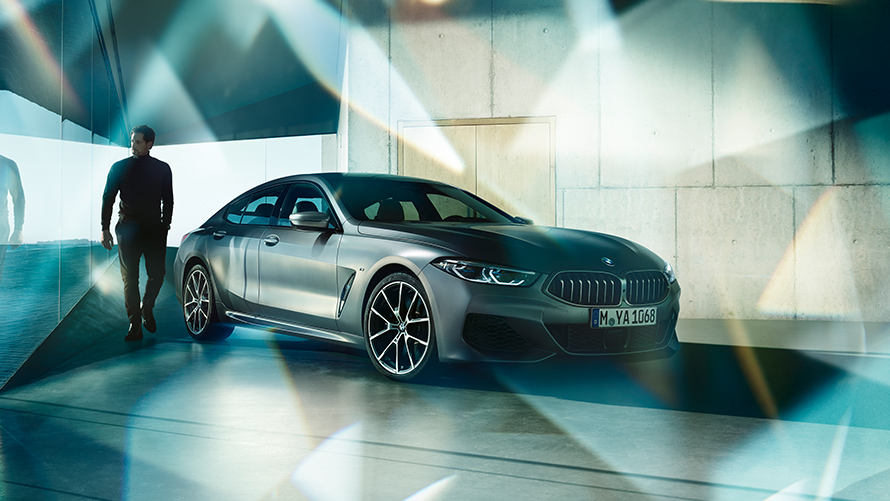 BMW M850i xDrive Gran Coupé, дизајн, тричетвртински приказ однапред на паркиралиште