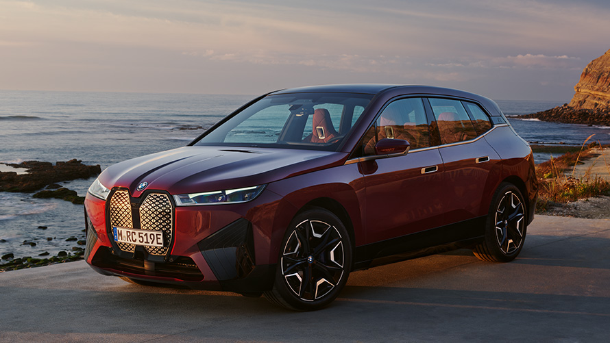 BMW iX i20 електричен SUV BMW iX xDrive50 аеродинамична надворешност BMW iX i20 2021 електричен SUV BMW iX xDrive50 Aventurin Red црвена боја страничен кадар на надворешноста