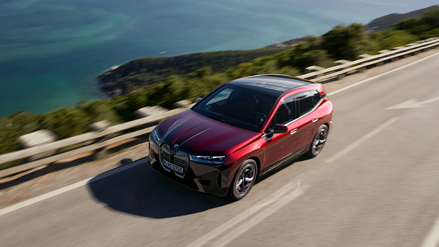 BMW iX i20 електричен SUV BMW iX xDrive50 видео од перформанси BMW iX i20 2021 електричен SUV BMW iX xDrive50 Aventurin Red видео