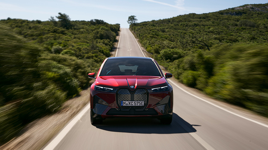 MW iX i20 2021 електричен SUV BMW iX xDrive50 опсег BMW iX i20 2021 електричен SUV BMW iX xDrive50 Aventurin Red црвена боја вози во градски опсег