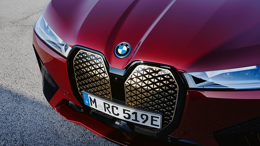 BMW iX i20 електричен SUV BMW iX xDrive50 Shy Tech BMW iX i20 2021 електричен SUV BMW iX xDrive50 Aventurin Red боја преден кадар на BMW маска Shy Tech