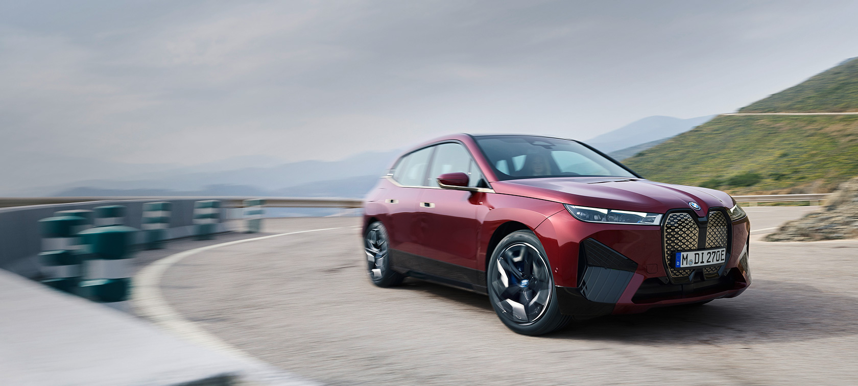 BMW iX i20 2021 електричен SUV BMW iX xDrive50 Aventurin Red црвена боја пред крајбрежје