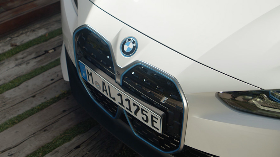 BMW i4 eDrive40 G26 2021 Mineral White надворешен дизај во детали видео BMW i4 eDrive40 G26 2021 Mineral White надворешен дизај во детали видео