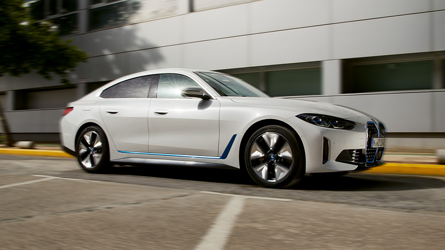 BMW i4 G26 2021 страничен поглед пред зграда BMW i4 G26 2021 страничен поглед пред зграда