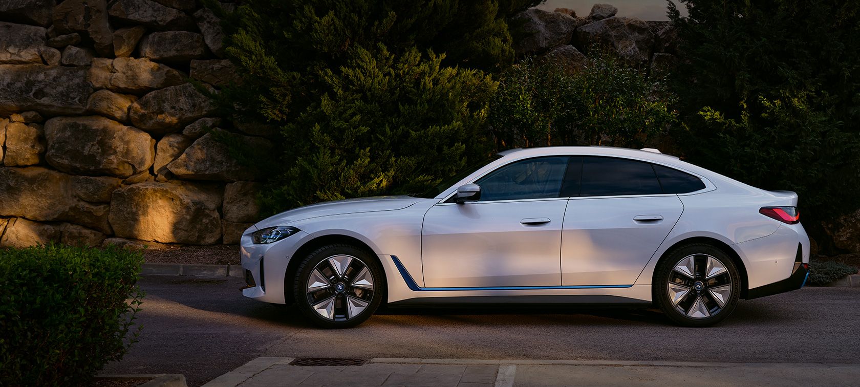 BMW i4 eDrive40 G26 2021 Mineral White страничен поглед паркиран