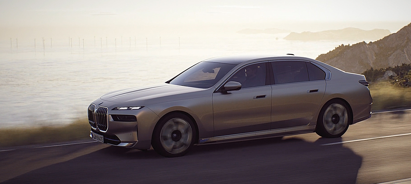BMW i7 Седан G70 Возна динамика видео BMW i7 Седан G70 BMW Individual Oxid сива металик боја Возна динамика видео