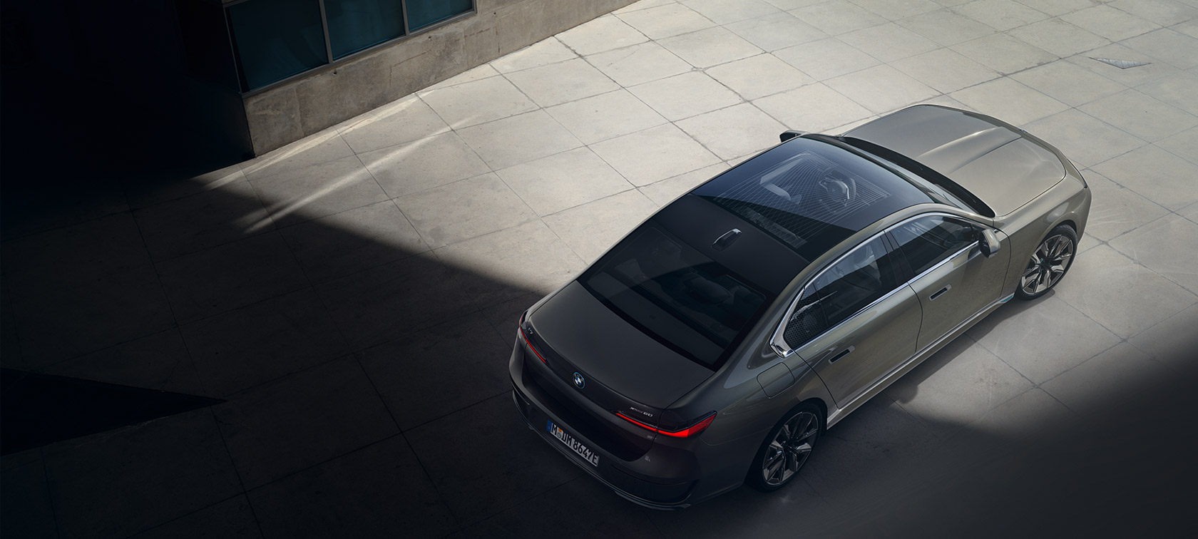 BMW i7 Седан G70 поглед одозгора BMW i7 Седан G70 BMW Individual Oxid grey сива металик боја поглед одозгора