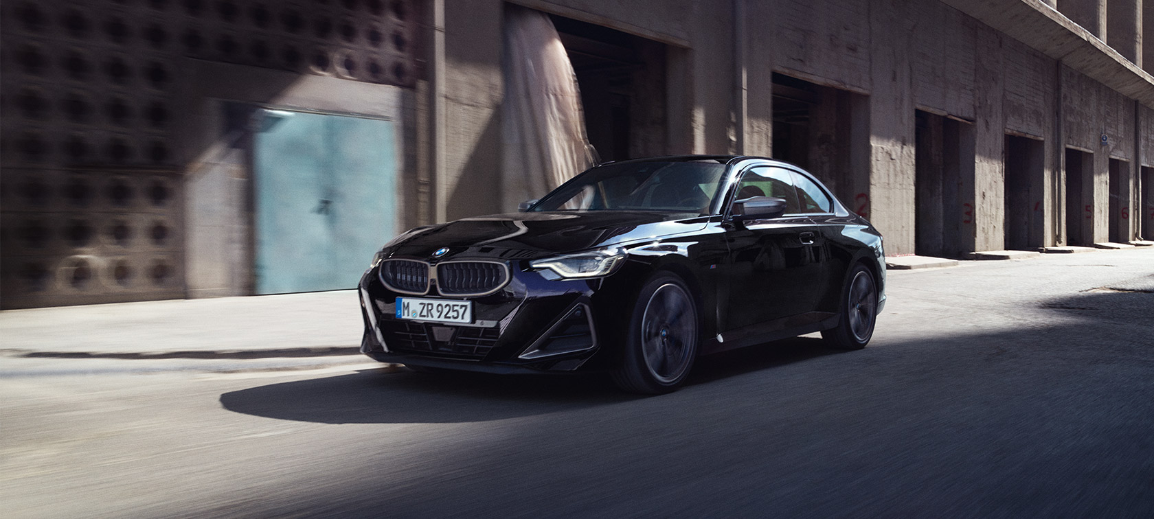 BMW M240i xDrive Coupé G42 2021 Black Sapphire металик тричетвртински поглед однапред во возење