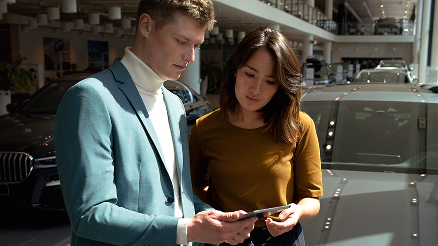 Вработен во BMW советува купувач Вработен во BMW советува купувач