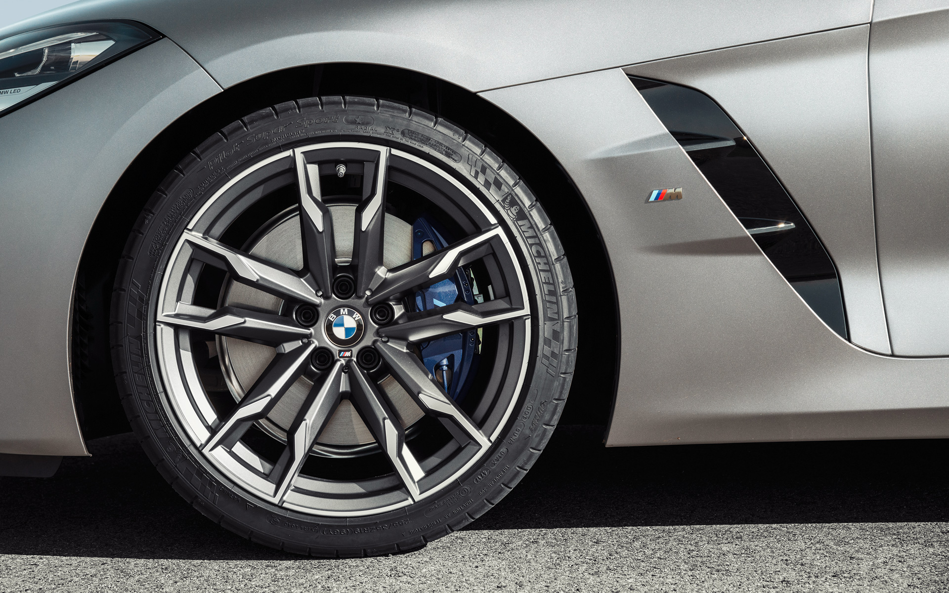 Тркала од лесна легура BMW Z4 M40i Roadster G29 2019 BMW Individual Frozen Grey металик поглед одблиску на тркало и отвор за воздух