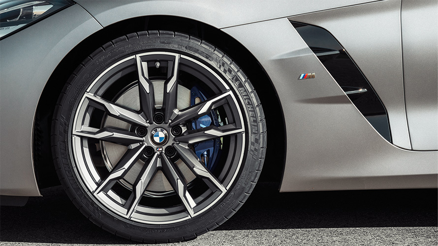 Тркала од лесна легура BMW Z4 M40i Roadster G29 2019 BMW Individual Frozen Grey металик поглед одблиску на тркало и отвор за воздух