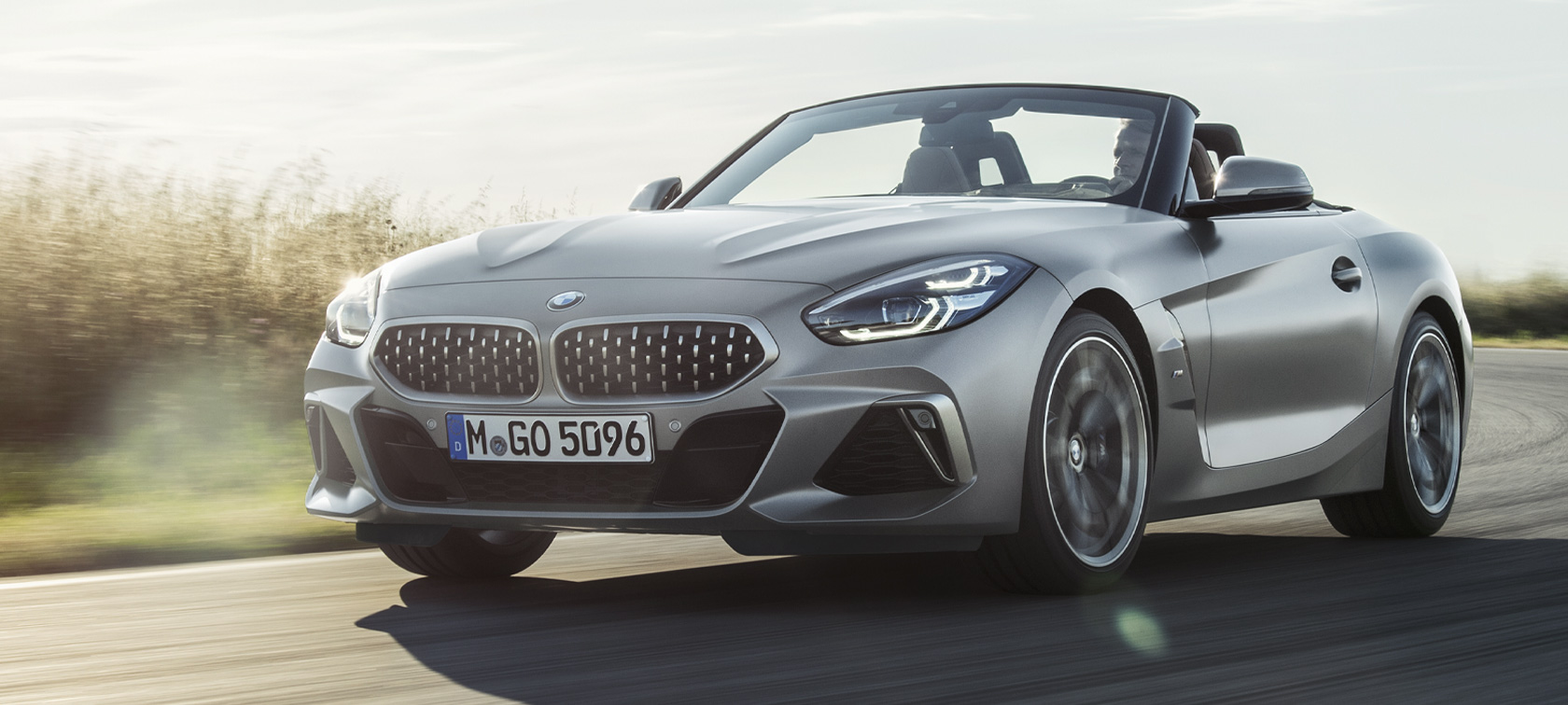 Тричетвртински поглед однапред BMW Z4 M40i Roadster G29 BMW Z4 M40i Roadster G29 2019 BMW Individual Frozen Grey металик во возење тричетвртински поглед однапред