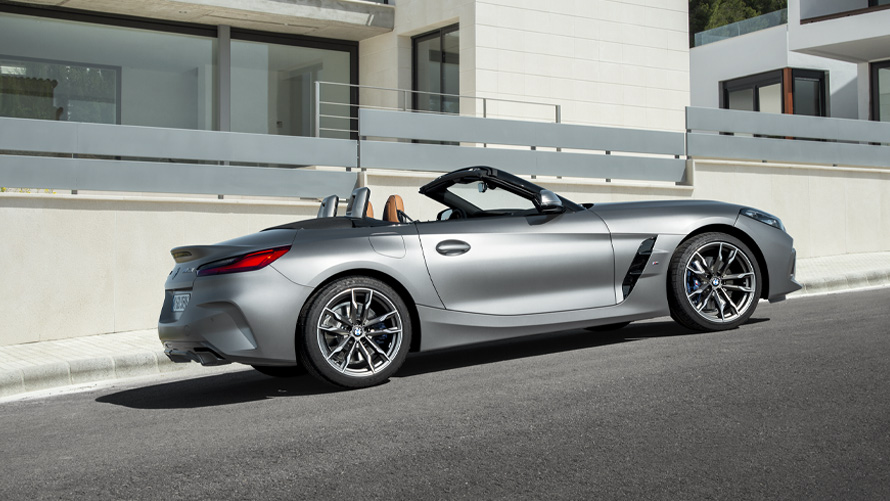 BMW Z4 M40i Roadster G29 страничен поглед пред зграда BMW Z4 M40i Roadster G29 страничен поглед пред зграда