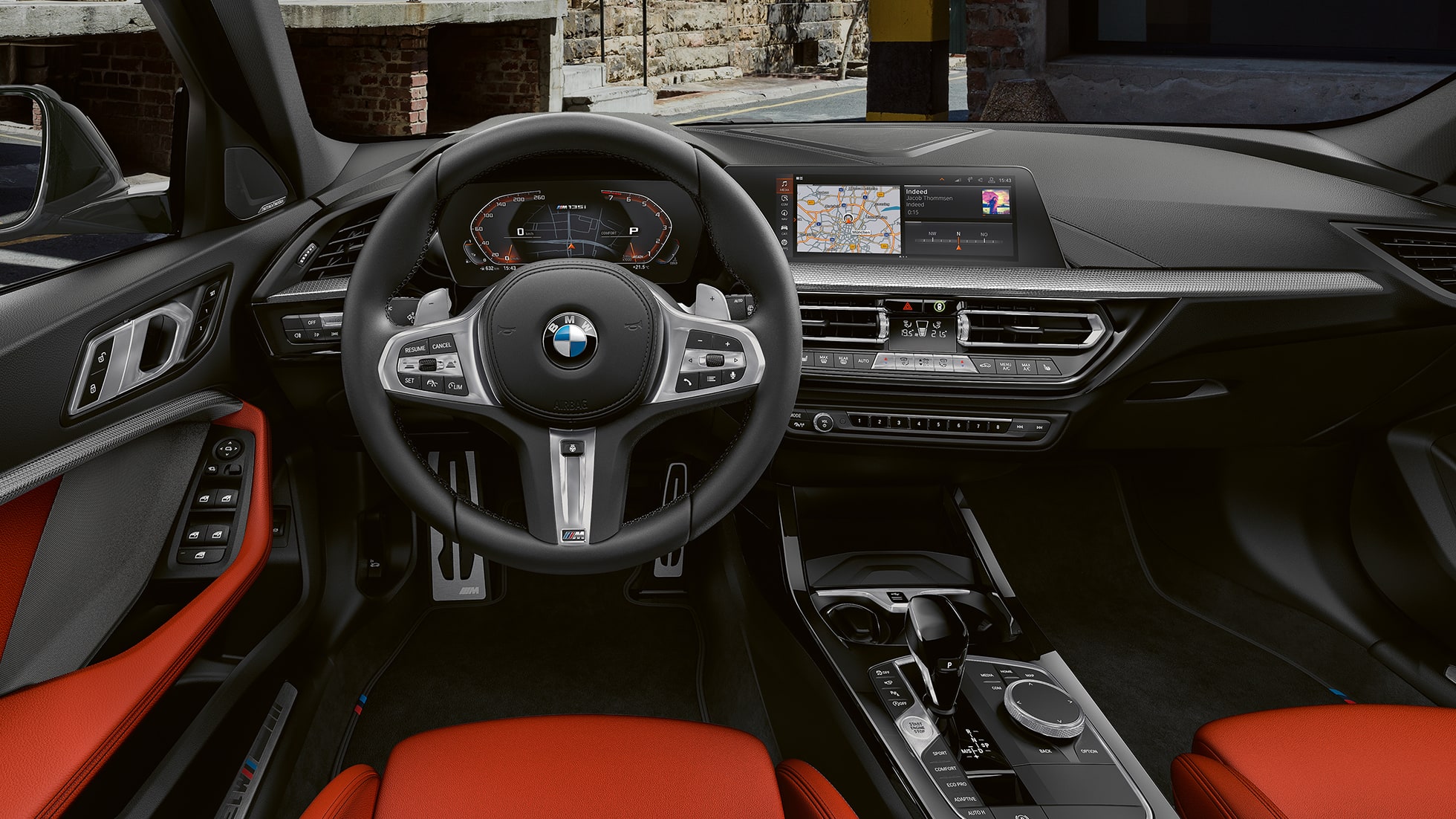 BMW M135i xDrive внатрешност. BMW M135i xDrive внатрешност со М спортски управувач и М спортски седишта.