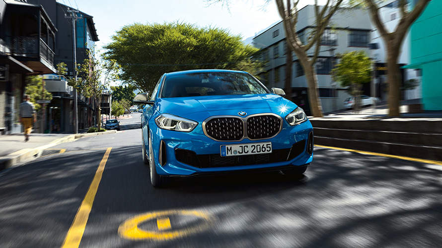 BMW Серија 1 во Misano Blue сина металик боја, приказ однапред во возење.