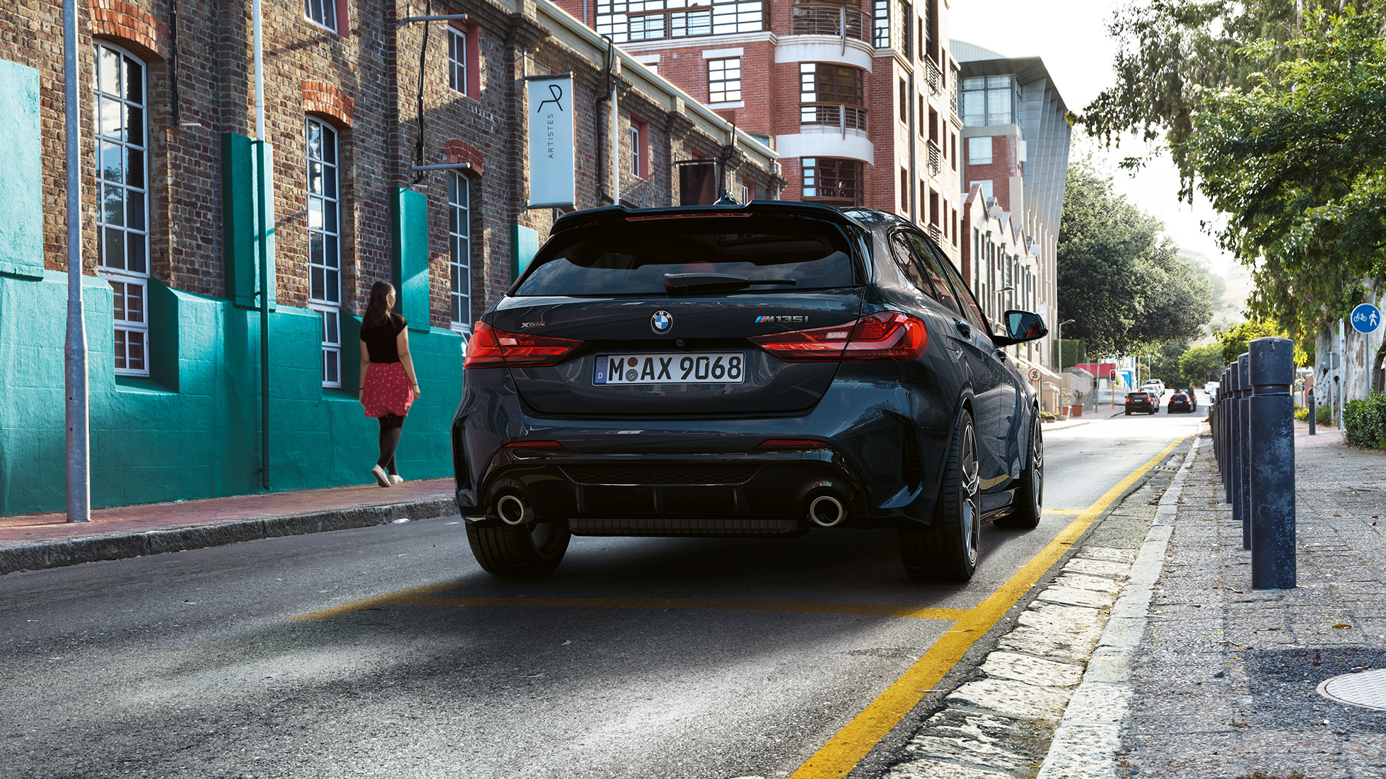 BMW M135i xDrive, приказ одзади. BMW M135i xDrive во Black Sapphire црна металик боја, BMW M135i xDrive, паркиран.