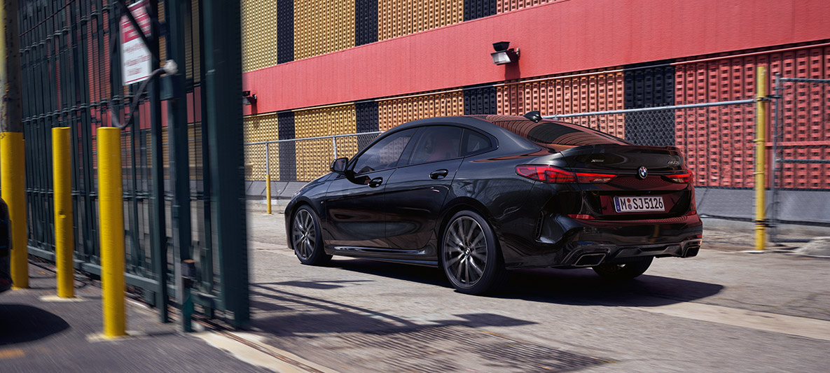 M Performance пакет BMW M235i xDrive Gran Coupé M Performance пакет BMW M235i xDrive Gran Coupé Black Sapphire металик F44 три-четвртини страничен поглед