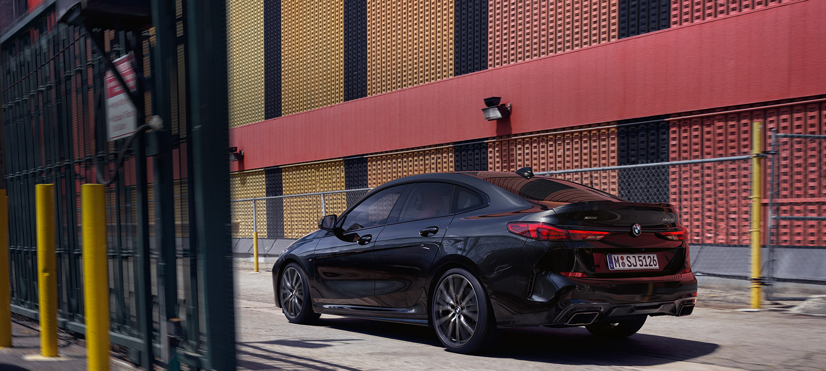 BMW M235i xDrive Gran Coupé три-четвртини страничен поглед BMW M235i xDrive Gran Coupé Black Sapphire металик F44 три-четвртини страничен поглед
