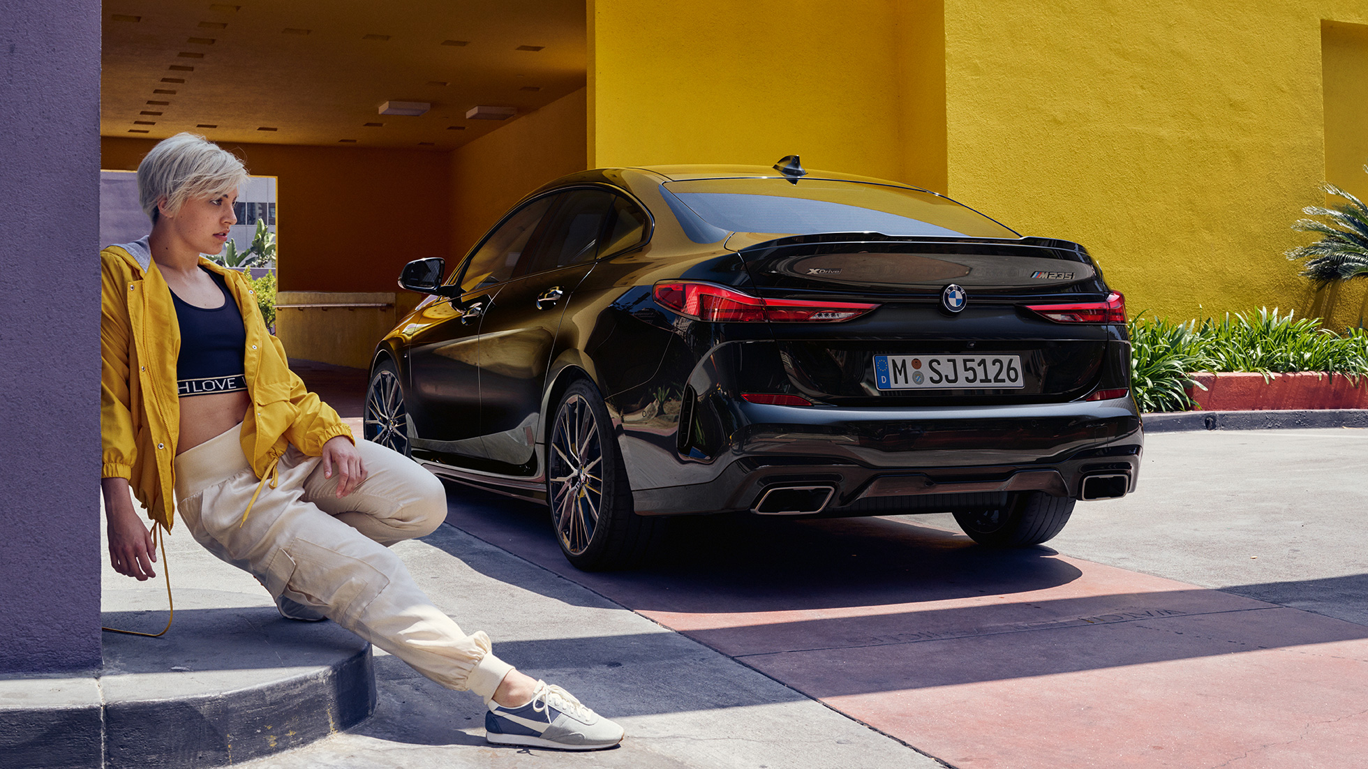 Странична секција BMW M235i xDrive Gran Coupé Атлетска странична секција BMW M235i xDrive Gran Coupé 2020 Black Sapphire металик F44 три-четвртини страничен поглед
