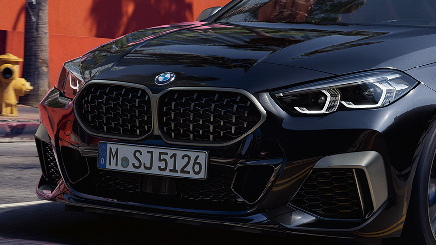 Преден дизајн на BMW M235i xDrive Gran Coupé F44 2020 Black Sapphire metallic тричетвртиснки поглед од напред