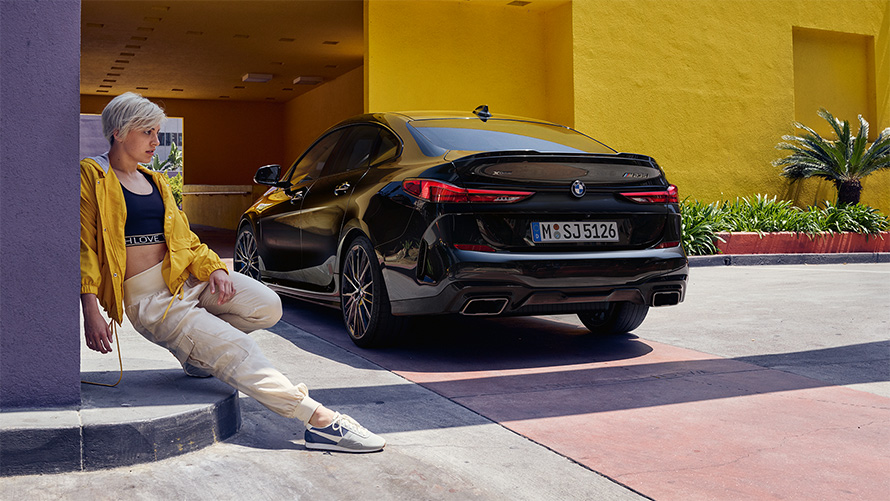 Купе линија на BMW M235i xDrive Gran Coupé F44 2020 Black Sapphire metallic шричетвртински страничен поглед