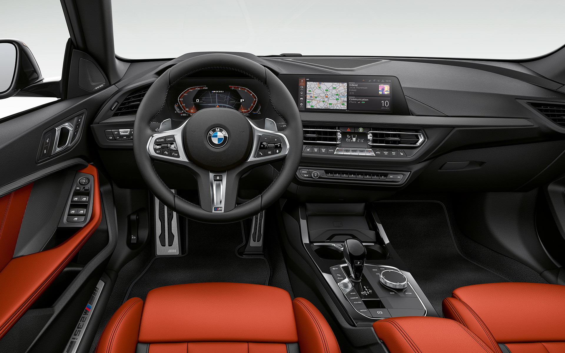 Кокпит BMW M235i xDrive Gran Coupé F44 Кокпит посветен на возачот на BMW M235i xDrive Gran Coupé F44 2020 внатрешност