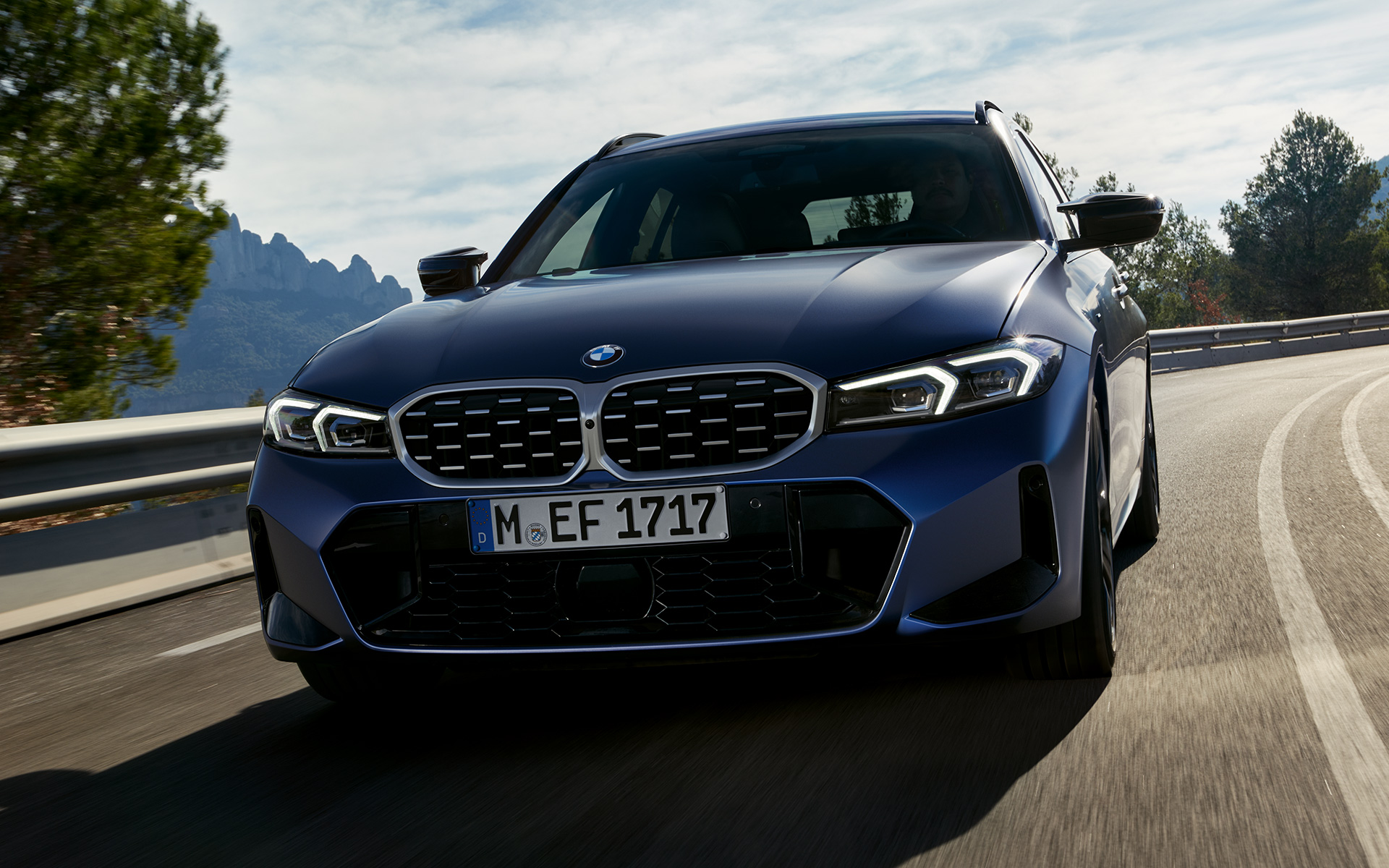 BMW M340i xDrive Touring G21 Frozen Tanzanite Blue сина боја поглед однапред додека вози на улица