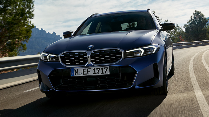 BMW M340i xDrive Touring G21 Frozen Tanzanite Blue сина боја поглед однапред додека вози на улица