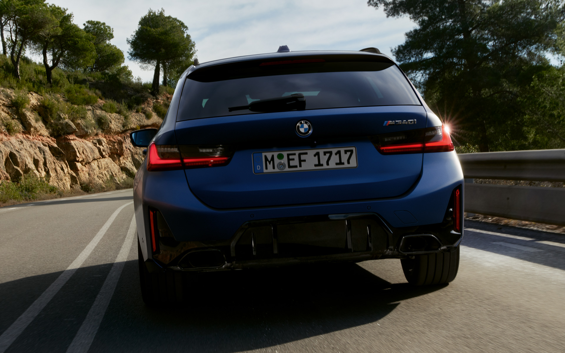 BMW M340i xDrive Touring G21 Frozen Tanzanite Blue сина боја поглед одзади додека вози на улица