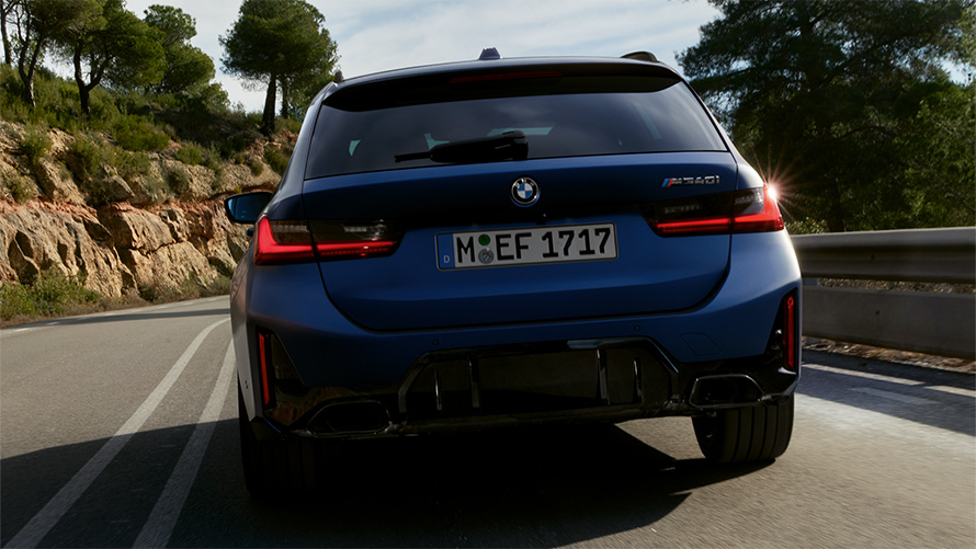 BMW M340i xDrive Touring G21 Frozen Tanzanite Blue сина боја поглед одзади додека вози на улица