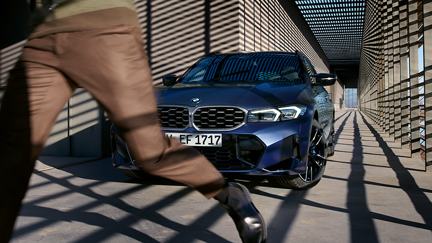 BMW M340i xDrive Touring G21 тричетвртински поглед однапред додека стои со модел BMW M340i xDrive Touring G21 Frozen Tanzanite Blue сина боја тричетвртински поглед однапред додека стои со модел