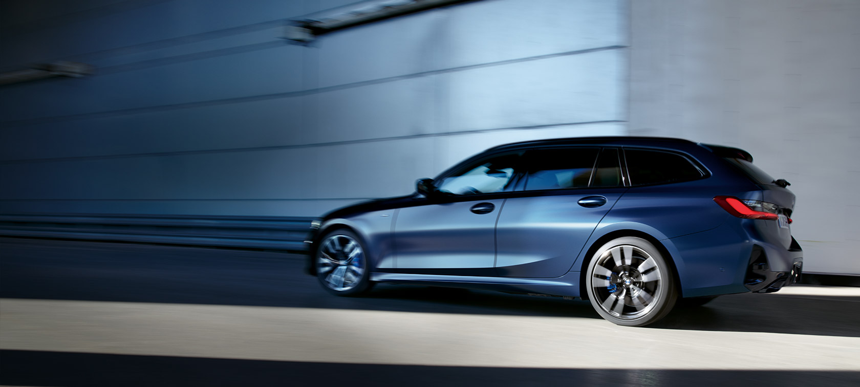 BMW M340i xDrive Touring G21 тричетвртински страничен поглед во возење BMW M340i xDrive Touring G21 Frozen Tanzanite Blue сина боја тричетвртински страничен поглед во возење