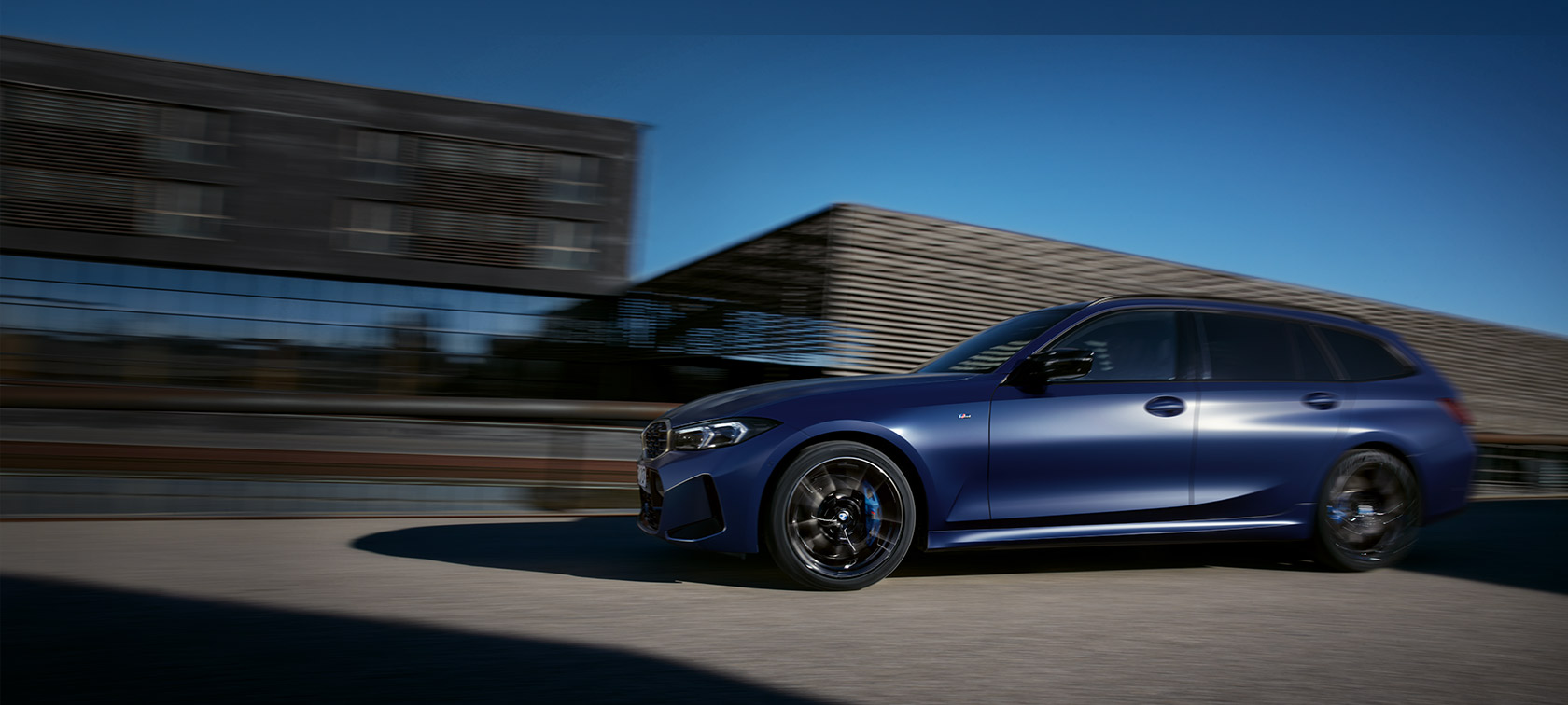 BMW M340i xDrive Touring G21 страничен поглед во возење BMW M340i xDrive Touring G21 Frozen Tanzanite Blue сина боја страничен поглед во возење