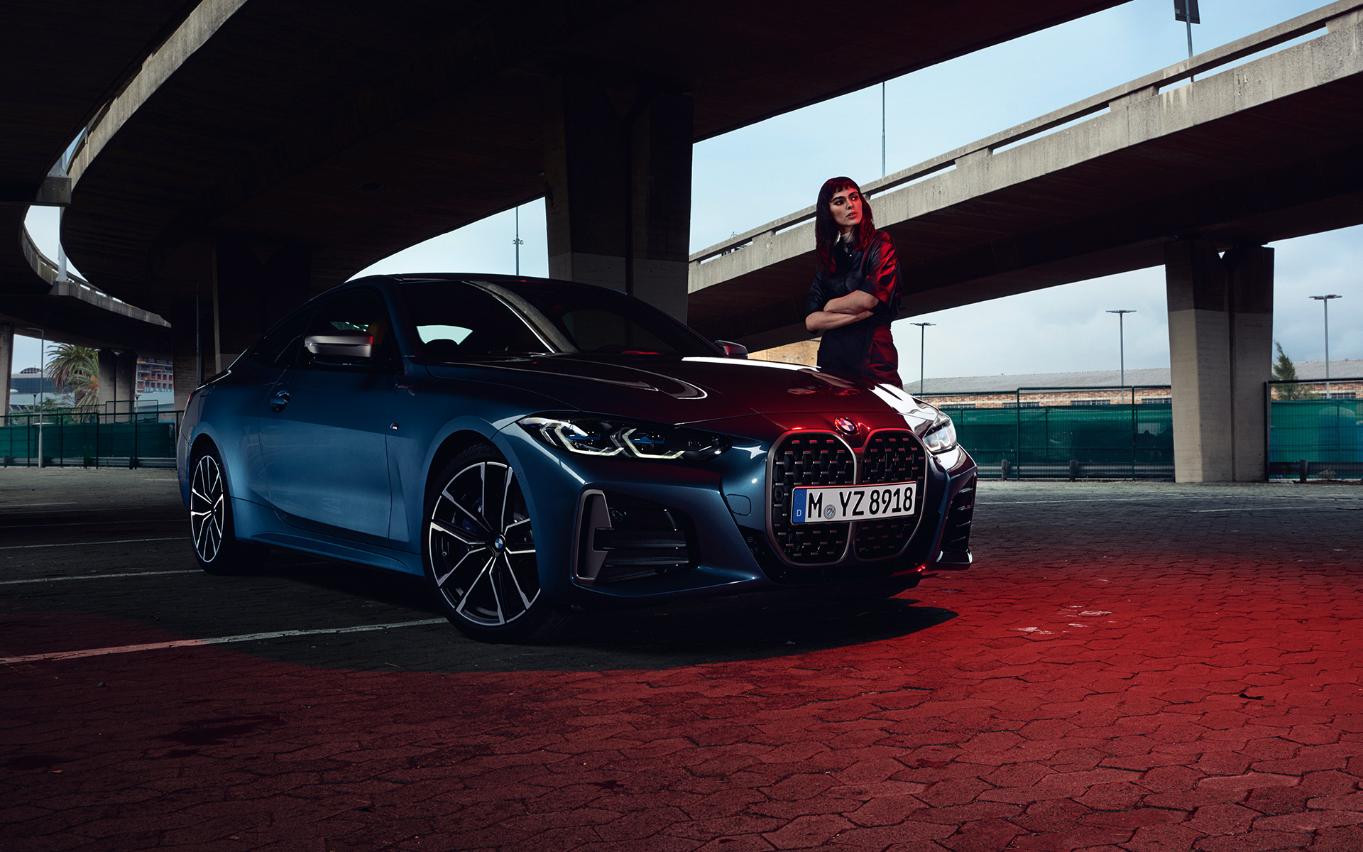 BMW M440i xDrive Coupé G22 2020 G82 2020 Arctic Race Blue сина металик три-четвртински преден изглед со модел