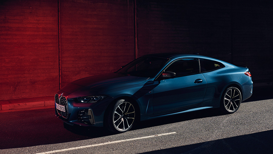 BMW M440i xDrive Coupé G22 2020 Arctic Race Blue сина металик три-четвртински преден изглед во возење