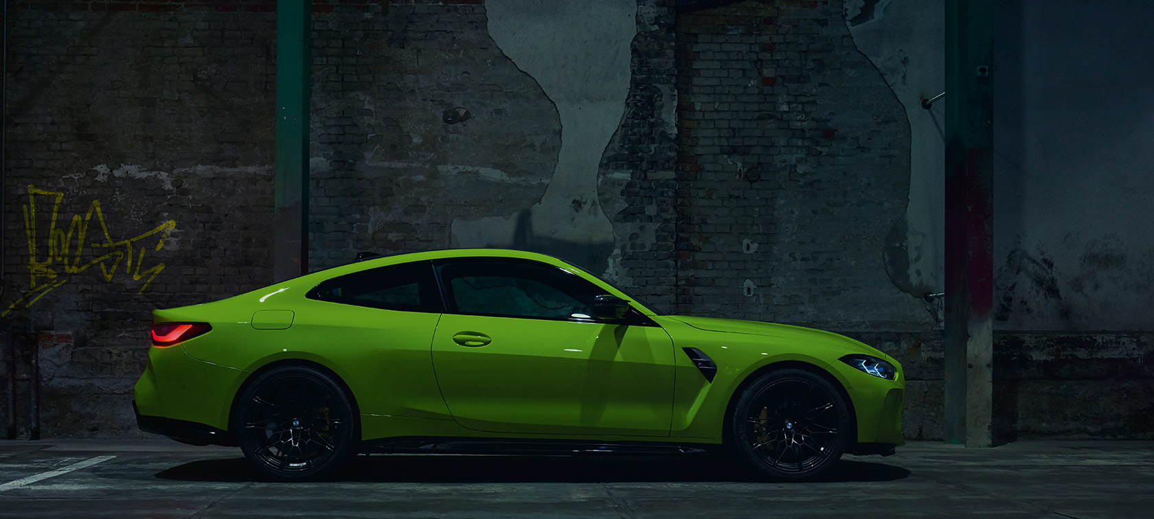 BMW M4 Competition Coupé G82 2020 страничен изглед во мирување BMW M4 Competition Coupé G82 2020 Сао Паоло жолто страничен изглед во мирување