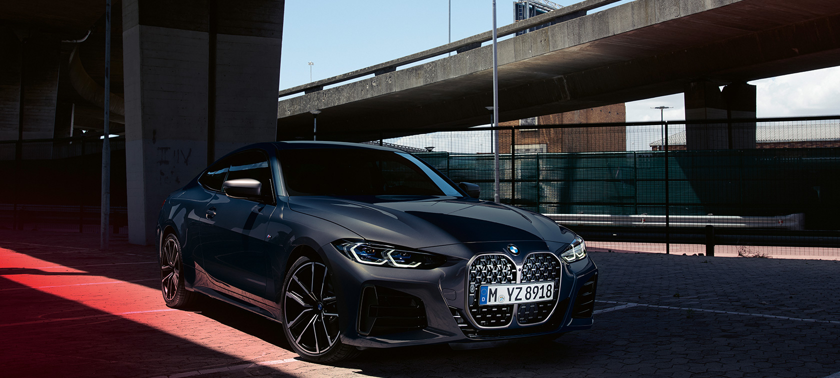 Three quarter side view BMW M440i xDrive Coupé G22 2020 BMW M440i xDrive Coupé G22 2020 Dravite grey metallic three quarter side view