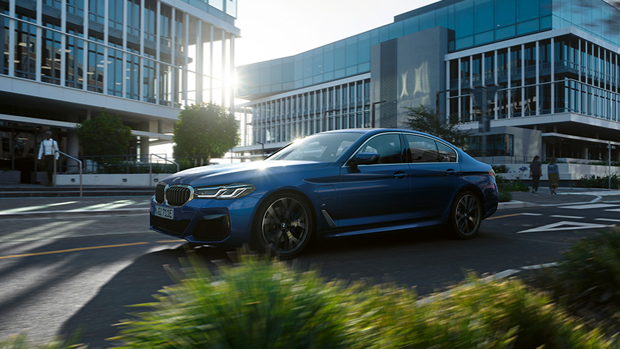 BMW 5 Series Sedan G30 LCI Facelift 2020 three-quarter front view BMW 5 Series Sedan G30 LCI Facelift 2020 Sophisto Grey three-quarter front view