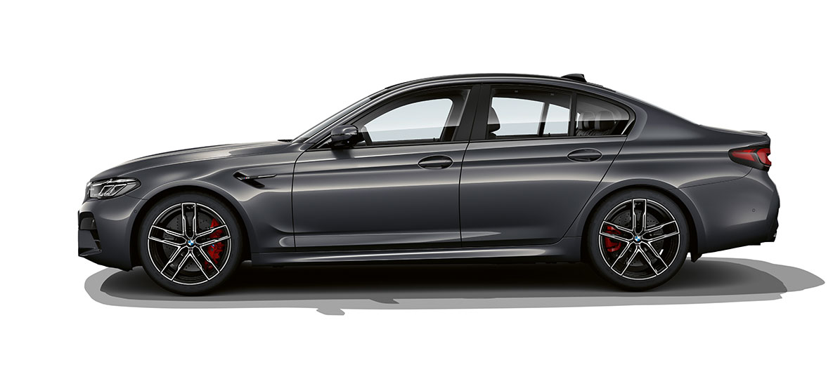 BMW M5 F90 LCI Facelift 2020 side view BMW M5 F90 LCI Facelift 2020 Brands Hatch Grey metallic three-quarter side view