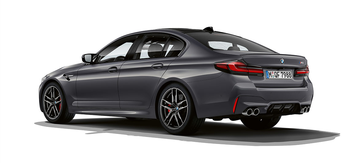 BMW M5 F90 LCI Facelift 2020 three-quarter rear view BMW M5 F90 LCI Facelift 2020 Brands Hatch Grey metallic three-quarter rear view