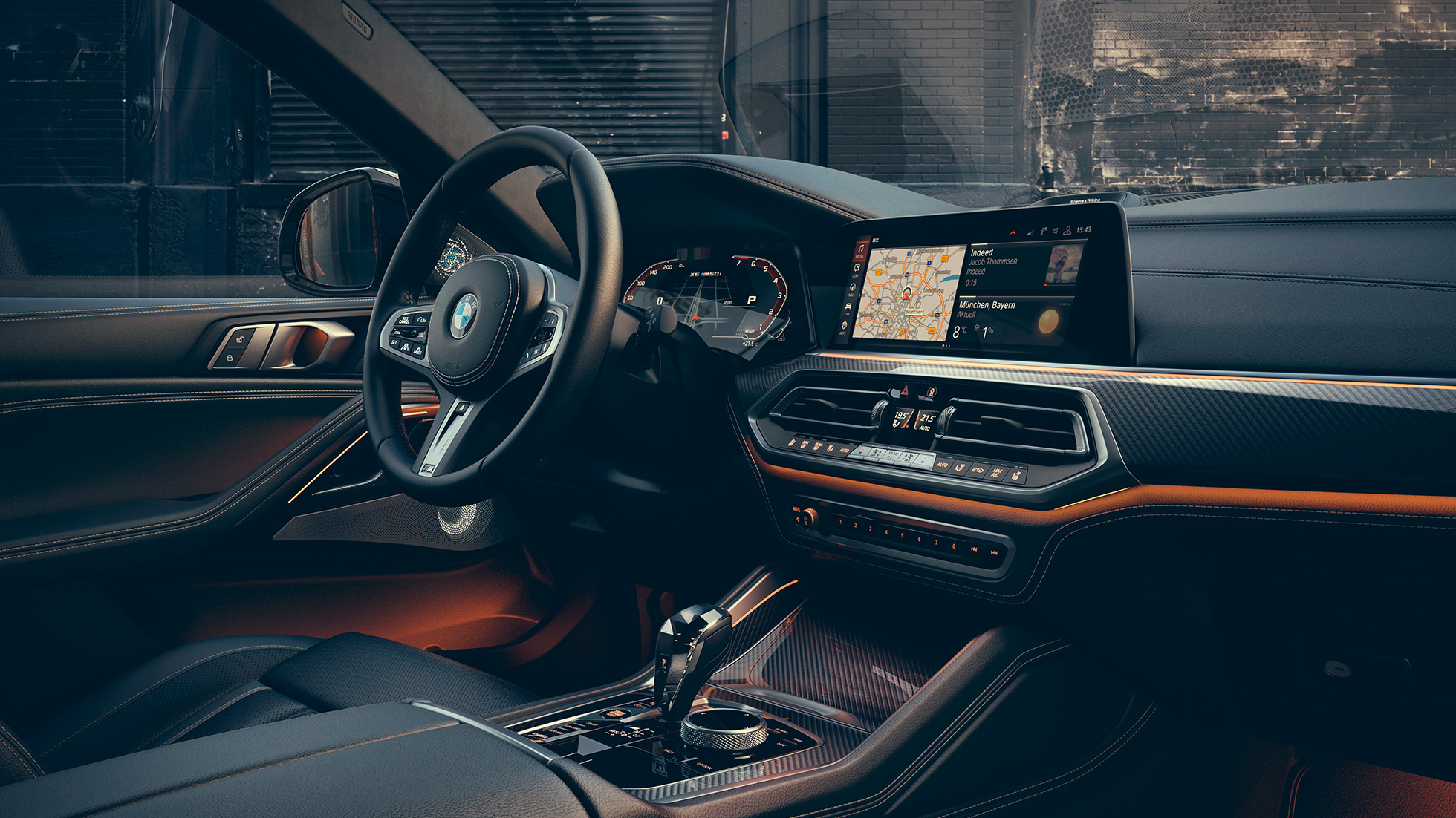 BMW X6 M50i внатрешност Поглед одблиску на внатрешноста на BMW X6 M50i со фокус на централната конзола.