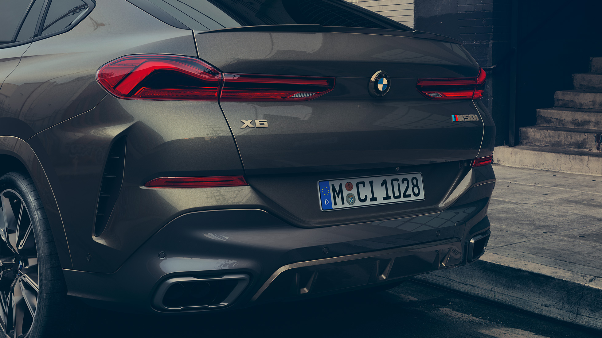 Заден дел на BMW X6 M50i. Поглед одблизу на задниот дел на BMW X6 M50i.