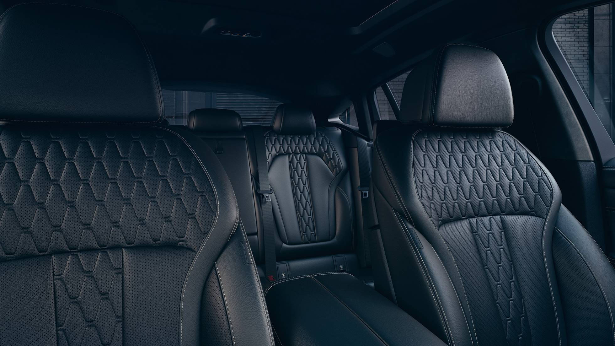 Спортски седишта на BMW X6 M50i. Внатрешност со фокус на спортските седишта на BMW X6 M50i.