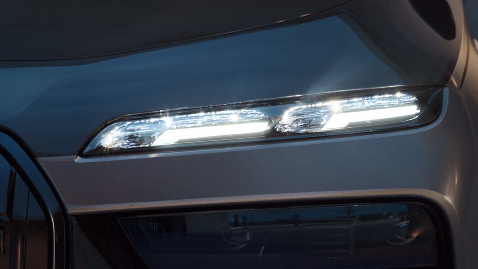 BMW кристални предни светла Iconic Glow BMW M760e xDrive Седан G70 BMW кристални предни светла Iconic Glow BMW M760e xDrive Седан G70 BMW Individual во две нијанси Black Sapphire црна металик каросерија BMW Individual Dravite Grey сива металик боја страничен поглед одблизу со вклучени светла