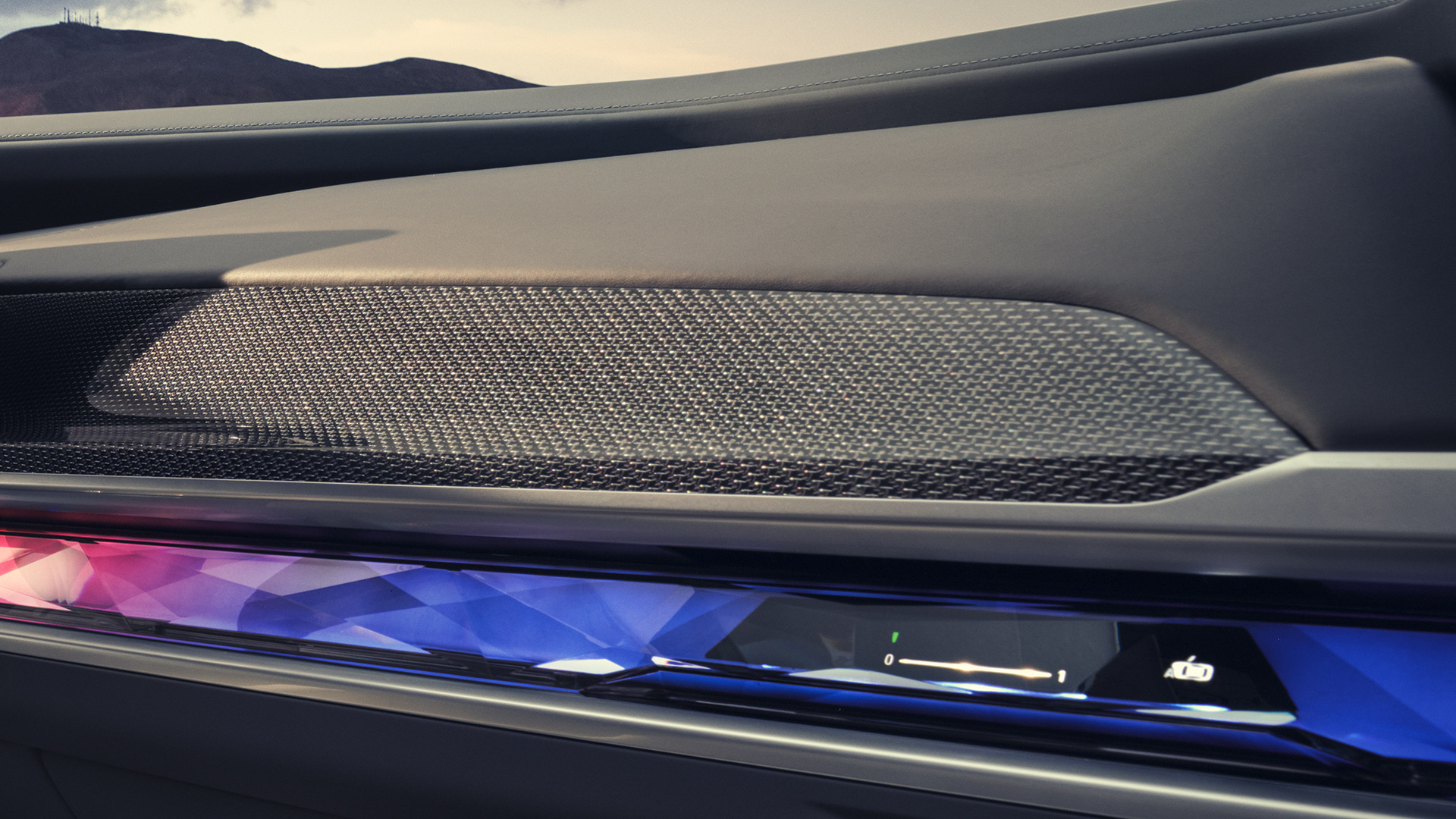 M внатрешна лајсна „Carbon Fibre“ BMW M760e xDrive Седан G70 M внатрешна лајсна „Carbon Fibre“ BMW M760e xDrive Седан G70 одблизу