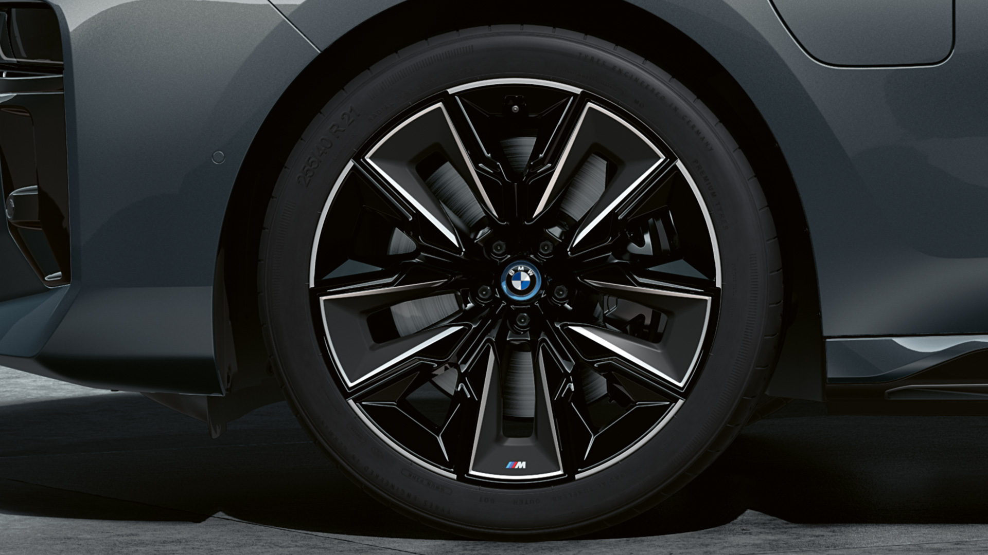 21" M Aerodynamic 909 M стил повеќебојно BMW M760e xDrive Седан G70 21" M Aerodynamic 909 M стил повеќебојно BMW M760e xDrive Седан M Performance пакет G70 BMW Individual во две нијанси Black Sapphire црна металик каросерија BMW Individual Dravite Grey сива металик боја