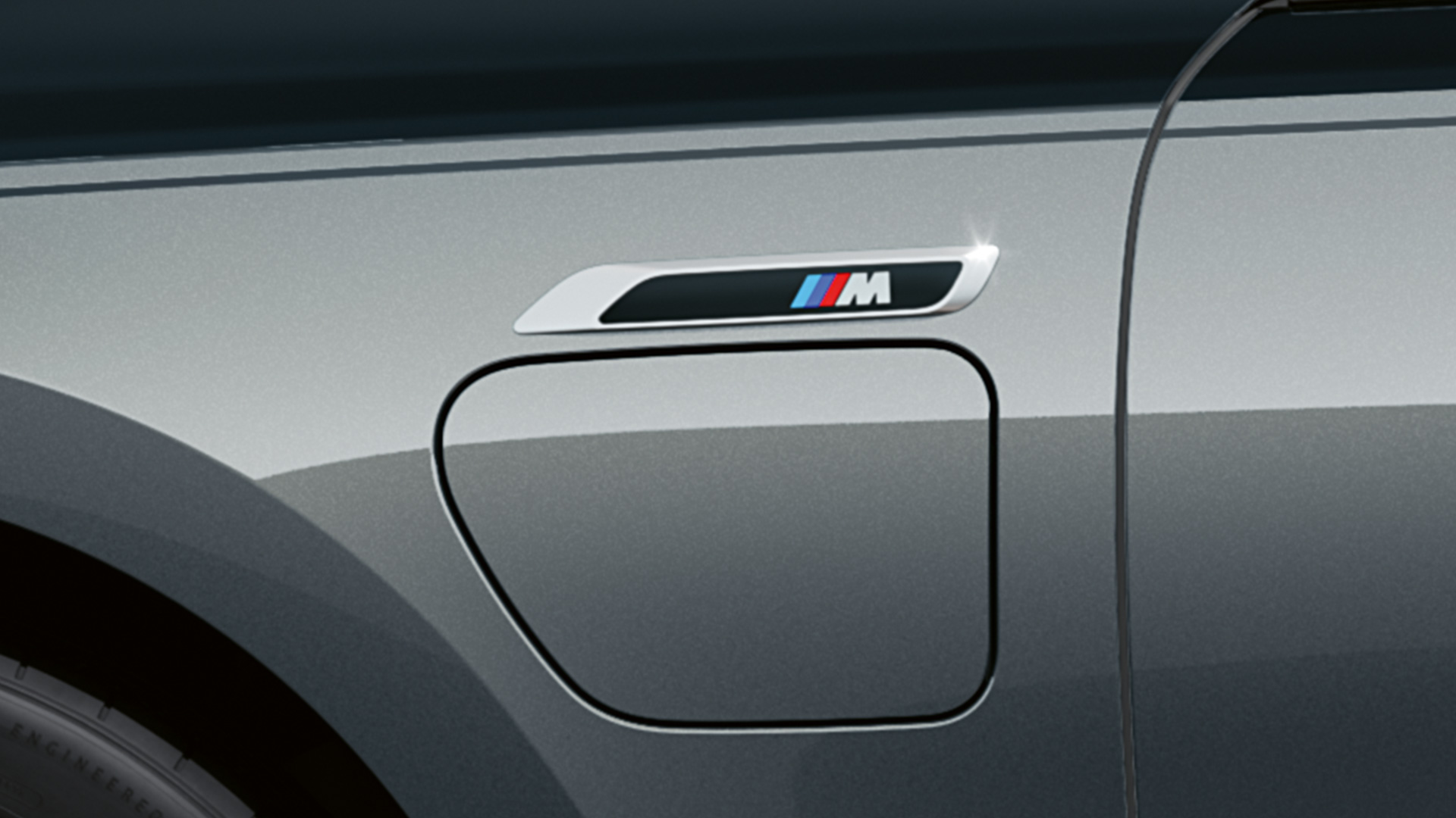 M ознака BMW M760e xDrive Седан G70 M ознака BMW M760e xDrive Седан G70 M Performance пакет G70 BMW Individual во две нијанси Black Sapphire црна металик каросерија BMW Individual Dravite Grey сива металик боја страничен поглед одблизу